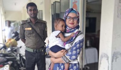 শিশুকে কোলে নিলেন ইউএনও, পরীক্ষা দিলেন মা