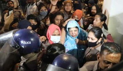 শিরীন শারমিনকে ঘিরে আইনজীবীদের ‘জয় বাংলা’ স্লোগান