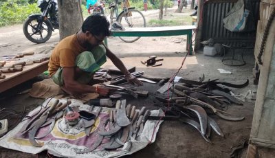 শিবগঞ্জে কামারশালায় ব্যস্ত প্রায় তিনশো কর্মকার