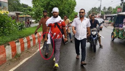 মাথায় কাফনের কাপড় বেঁধে অস্ত্র হাতে সাবেক ছাত্রদল নেতার মহড়া