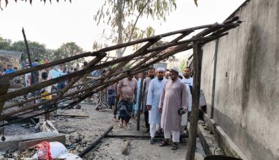 গোমস্তাপুরে বিস্কুট কারখানায় আগুন, ক্ষতিগ্রস্ত ব্যবসায়ীকে এমপির সহায়তা