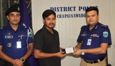 চাঁপাইনবাবগঞ্জে উদ্ধার ৩০ মোবাইল ফোন হস্তান্তর