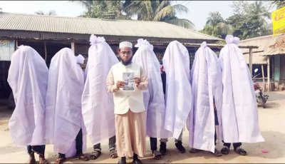 কাফনের কাপড় পরে জাতীয় পার্টির প্রার্থীর নির্বাচনি প্রচারণা