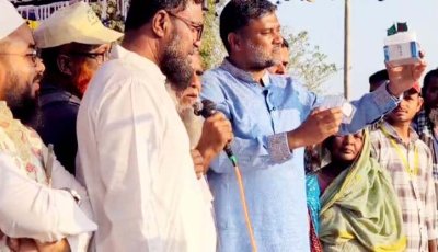 শিশির মনিরকে সোনার দাঁড়িপাল্লা উপহার দিলেন সমর্থক