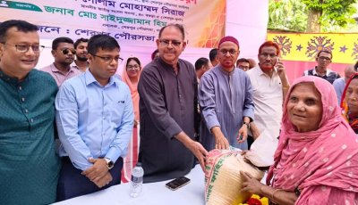 শেরপুরে অসহায় পরিবারের মাঝে চাল বিতরণ