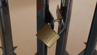 ফ্যামিলি কার্ডের নিয়োগে অনিয়মের অভিযোগ, নাচোলে সরকারি দপ্তরে তালা