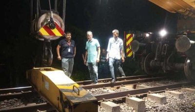 বগুড়ায় ট্রেনের লাইনচ্যুত ৯ বগি উদ্ধার শুরু