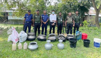 পুঠিয়ায় টাস্কফোর্সের অভিযান, ২০০ লিটারের বেশি চোলাই মদ ধ্বংস