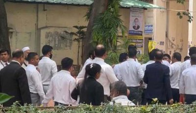 আদালতে আওয়ামীপন্থি আইনজীবীদের মানববন্ধন, সরিয়ে দিল বিএনপিপন্থিরা