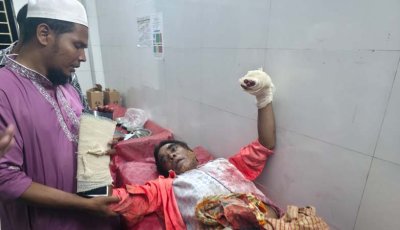 চারঘাটে চালককে কুপিয়ে ভ্যান ছিনতাই