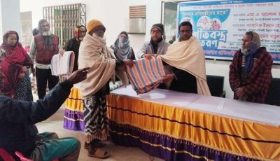 তানোরে অসহায় প্রতিবন্ধীদের মাঝে শীতবস্ত্র বিতরণ