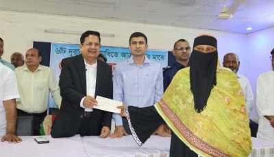 দুরারোগ্য ব্যধিতে আক্রান্ত রোগীদের অনুদানের চেক বিতরণ