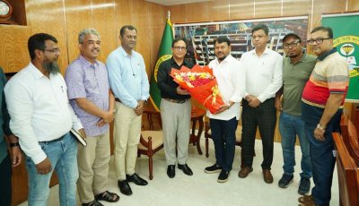রাজশাহীর বিদায়ী বিভাগীয় কমিশনারকে রাসিকের বিদায় সংবর্ধনা
