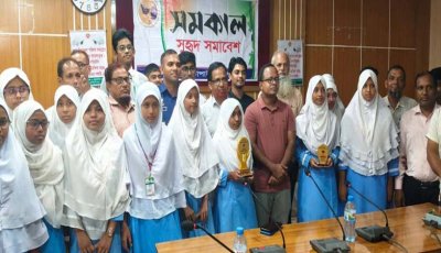 গোমস্তাপুরে বিতর্ক প্রতিযোগিতায় চ্যাম্পিয়ন আলীনগর বালিকা উচ্চ বিদ্যালয়