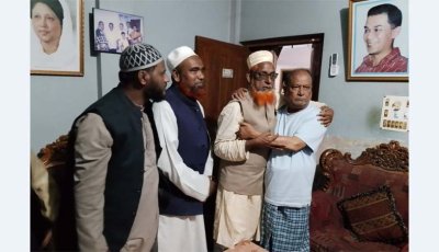 নওগাঁ-২ আসনে সৌহার্দ্যের নজির : প্রতিদ্বন্দ্বীর বাড়িতে নবনির্বাচিত এমপি এনামুল হকের শুভেচ্ছা
