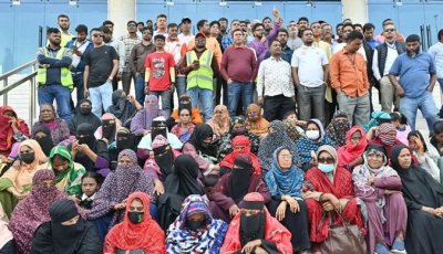 চট্টগ্রাম বন্দরে কর্মবিরতিতে শ্রমিকরা, পণ্য ওঠা-নামা বন্ধ