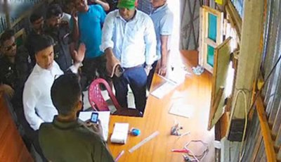 বালুর ঘাটে ইজারাদারের কর্মীকে ইউএনওর থাপ্পড়, লাঠিপেটার ভিডিও ভাইরাল
