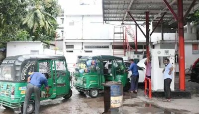 গ্যাস-সংকট: আয়ে টান সিএনজিচালকদের, যাত্রীরা গুনছেন বাড়তি ভাড়া