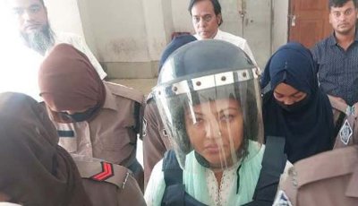 আদালতে মমতাজকে দেখে কেউ গাইলেন ‘বুকটা ফাইট্টা যায়’, কেউ করলেন শিল্পীর কাছে গান শোনার আব্দার