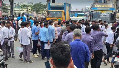 দ্বিতীয় দিনের মতো উত্তরার সড়কে শিক্ষার্থীরা