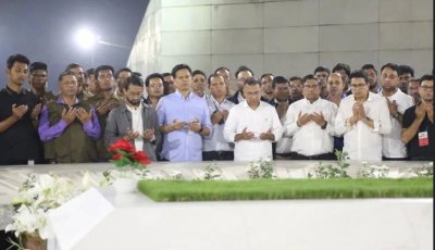 ভোটের প্রচার শেষে বাবা-মায়ের কবর জিয়ারত করলেন তারেক রহমান