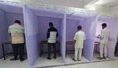 বুথে পোস্টাল ব্যালটে ভোট দিলেন কারাবন্দিরা
