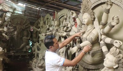 দুয়ারে শারদ উৎসব, শিল্পীর হাতে সাজছে প্রতিমা