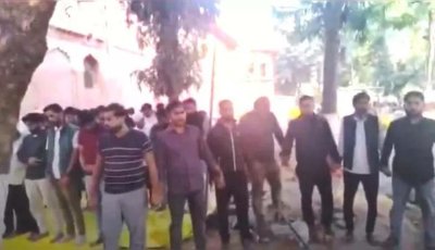 ভারতে সহপাঠীদের নামাজে পাহারা দিল হিন্দু শিক্ষার্থীরা