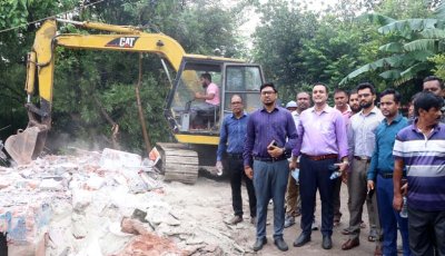 রাজশাহী শহর রক্ষা বাঁধের অবৈধ দখল উচ্ছেদ