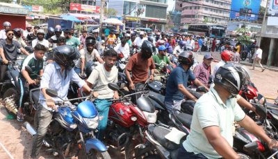 ‘সরকার বলছে তেল আছে, তাহলে পাম্পে নাই কেন’, গ্রাহকের ক্ষোভ