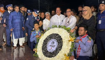 রাজশাহীতে নবনির্মিত শহীদ মিনারে শ্রদ্ধা জানাতে মানুষের ঢল