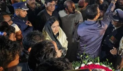 বাধার মুখে শহীদ মিনারে ফুল দিতে পারলেন না রুমিন ফারহানা