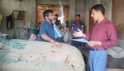 পুঠিয়ায় নিম্নমানের মরিচে রং মেশানোর দায়ে ২০ হাজার টাকা জরিমানা