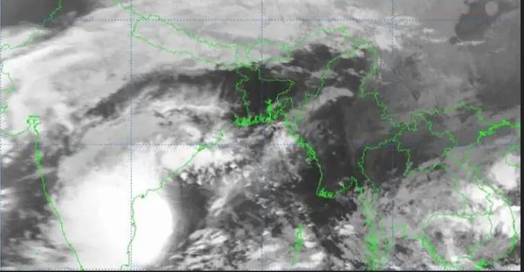 মন্থা প্রবল ঘূর্ণিঝড়ে পরিণত, হুঁশিয়ারি সংকেত অব্যাহত