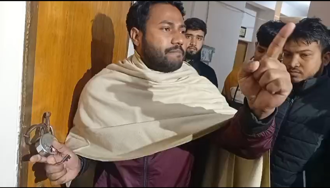 রাবির আওয়ামীপন্থি ৬ ডিনের পদত্যাগের দাবিতে চেম্বারে তালা