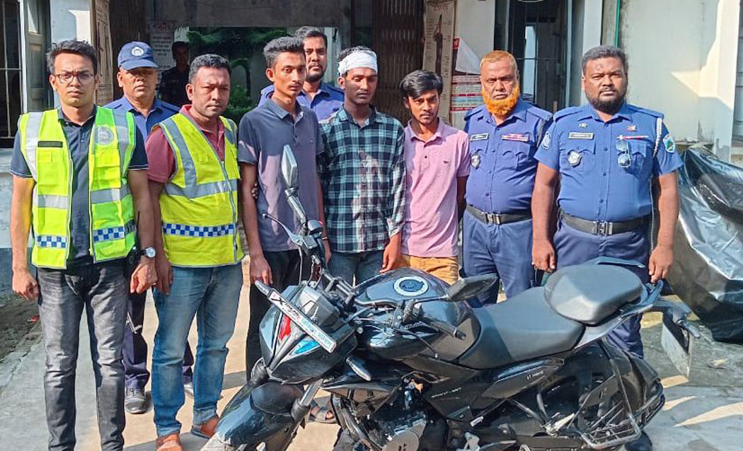 বাঘায় ছিনতাইকালে শুটার গানসহ গ্রেফতার ৩