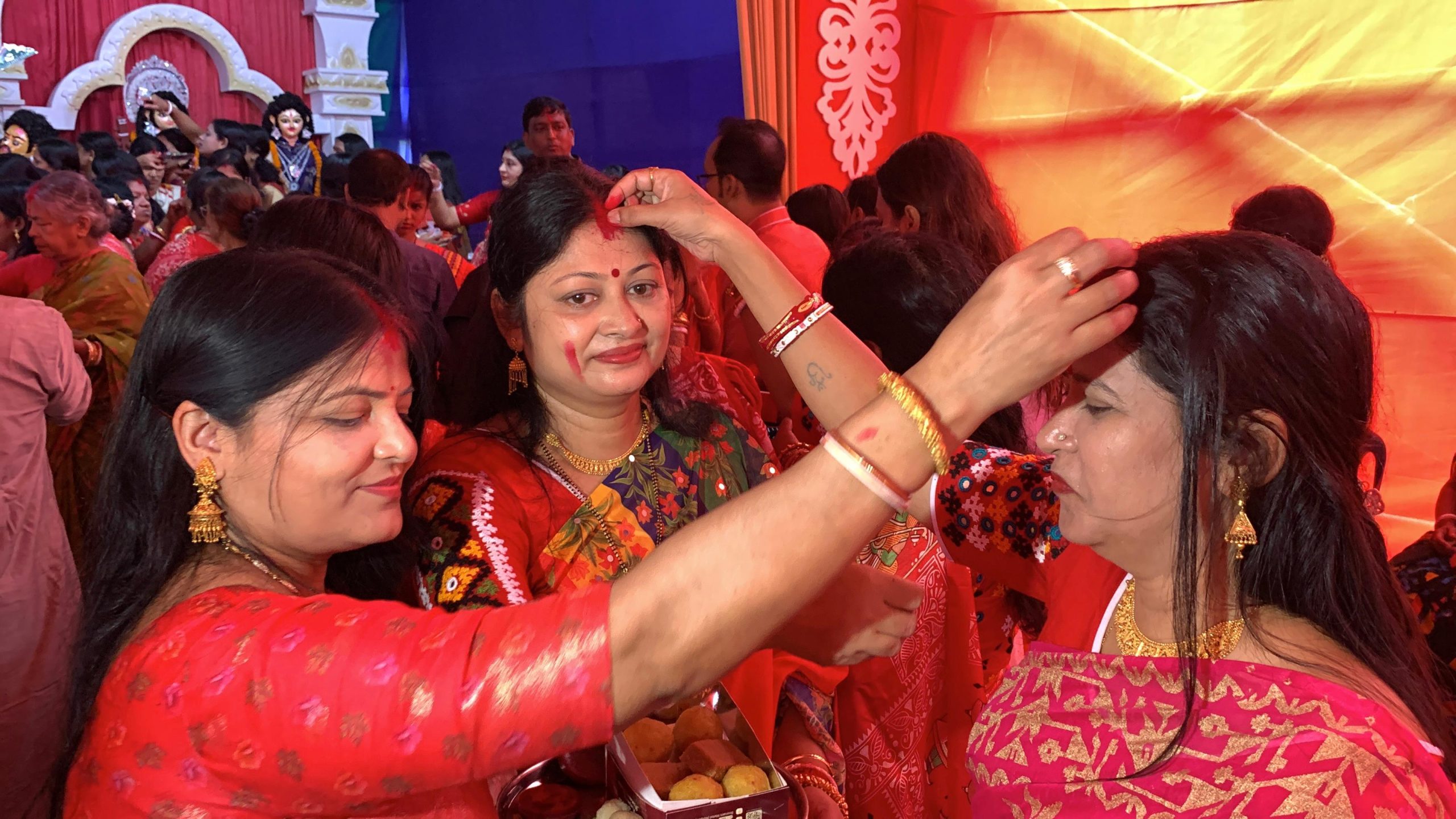 সিঁদুর খেলে অশ্রুভেজা ভালোবাসায় দেবীকে বিদায়