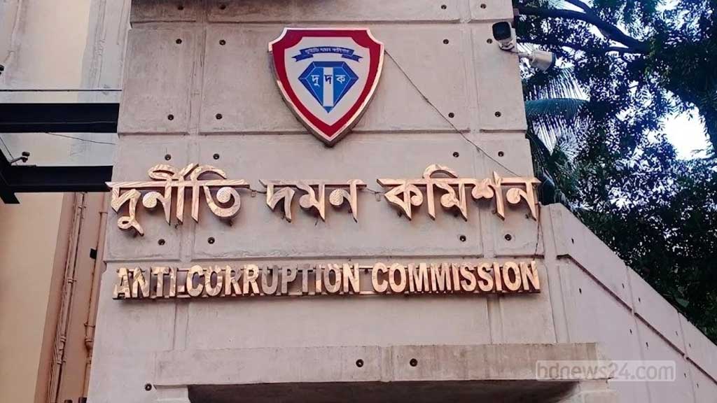 তিন মাসে ৬ বরখাস্ত, ৬৯ বদলি, কর্মীদের কী বার্তা দিচ্ছে দুদক?