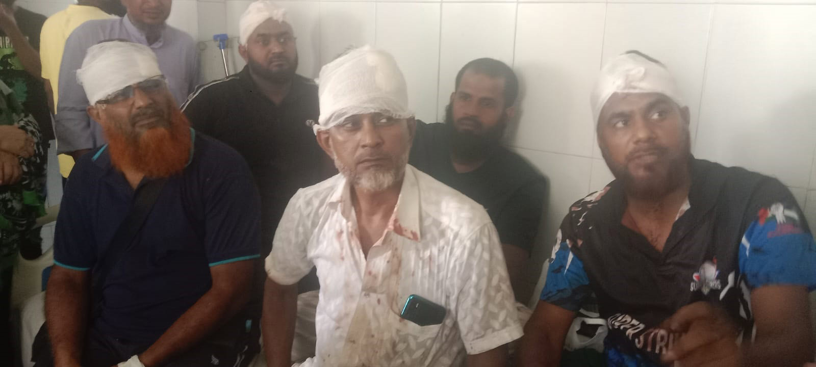 পবায় পয়ঃনিষ্কাশনের পাইপ লাইন বসানোকে কেন্দ্র করে সংঘর্ষে আহত ১৫