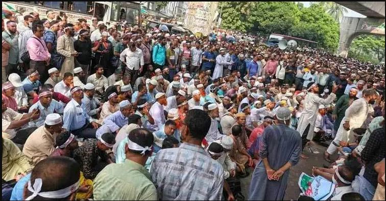 প্রেসক্লাবের সামনে এমপিওভুক্ত শিক্ষকদের অবস্থান