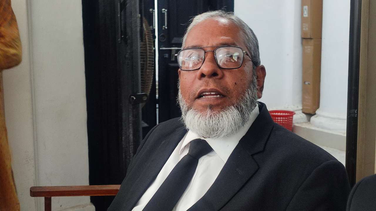‘আপনি বেশি কথা বলেন, আদালত বিব্রত হয়’: আইনজীবী আমির হোসেনকে ট্রাইব্যুনাল