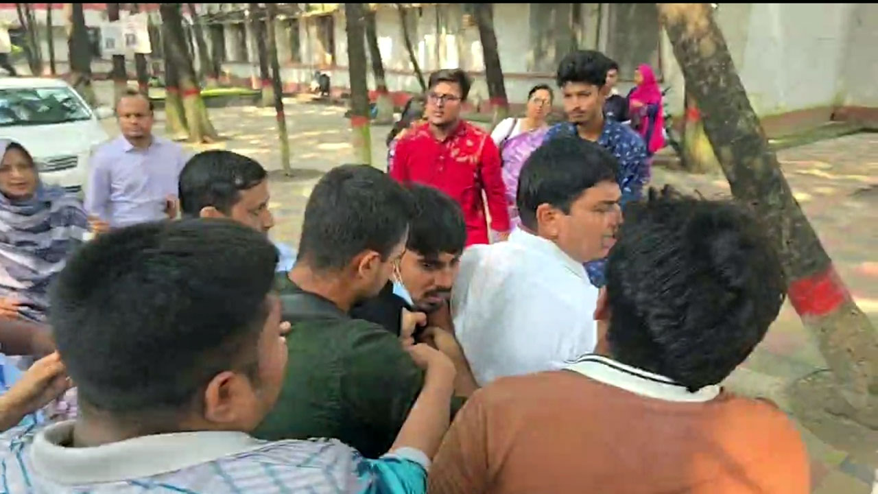 ঢাকা কলেজে শিক্ষক-শিক্ষার্থী ধস্তাধস্তি, আটক ছাত্রকে ছাড়িয়ে নিল সহপাঠীরা