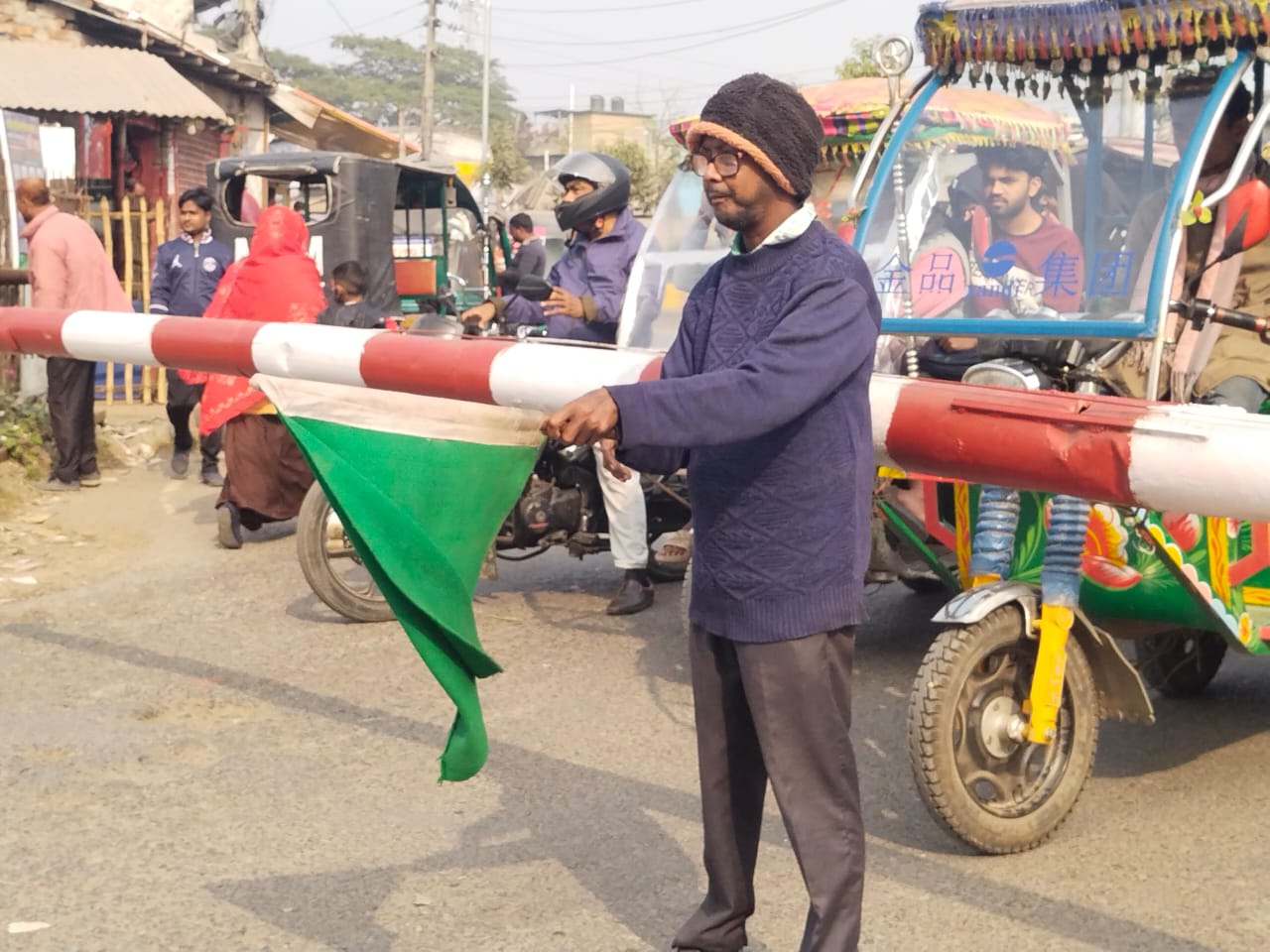 নাটোরে স্বেচ্ছাশ্রমে পাহারা দেন প্রতিবন্ধী নিয়ন কুমার দাস