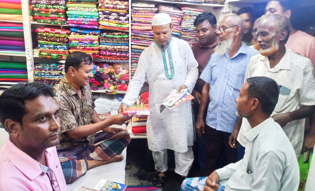 পবায় ধানের শীষের পক্ষে ভোট চেয়ে বিএনপি নেতা রায়হানের লিফলেট বিতরণ