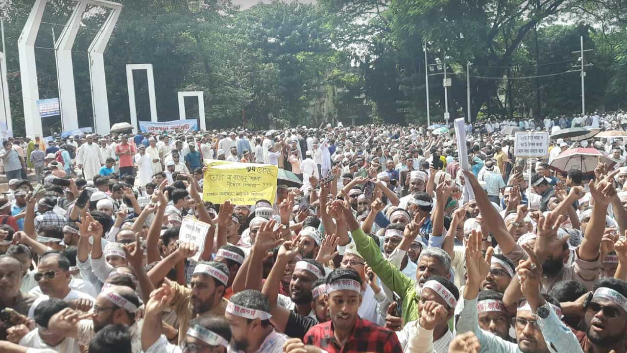 ‘মার্চ টু সচিবালয়’ কর্মসূচিতে অংশ নিতে শহীদ মিনারে হাজার হাজার শিক্ষক