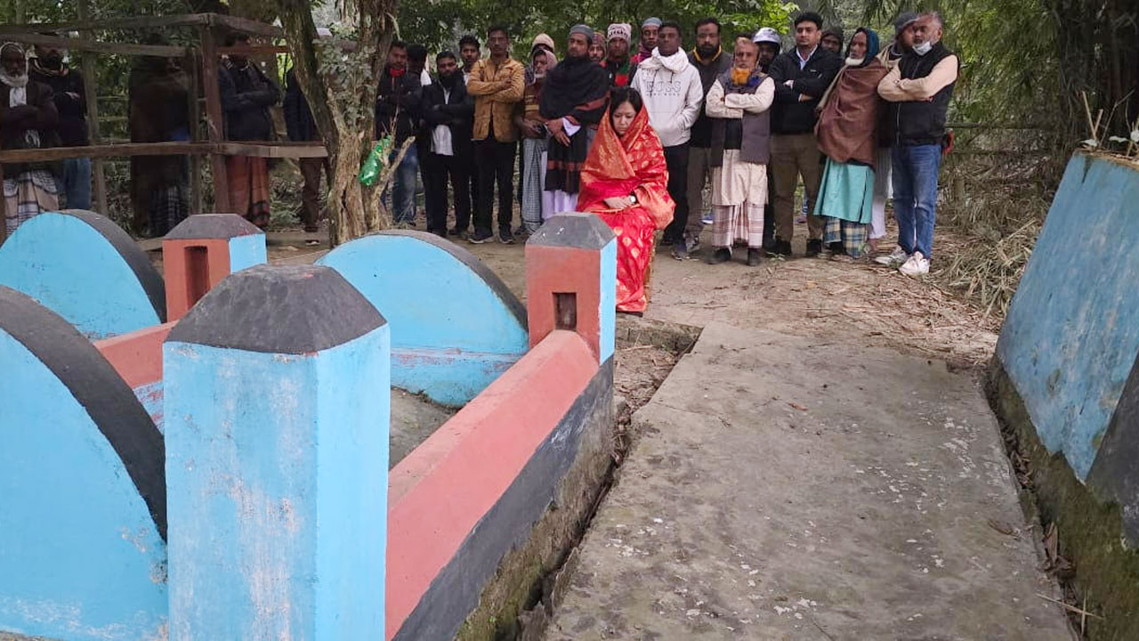 কবর জিয়ারতের মধ্য দিয়ে নির্বাচনী যাত্রা শুরু রুমিন ফারহানার