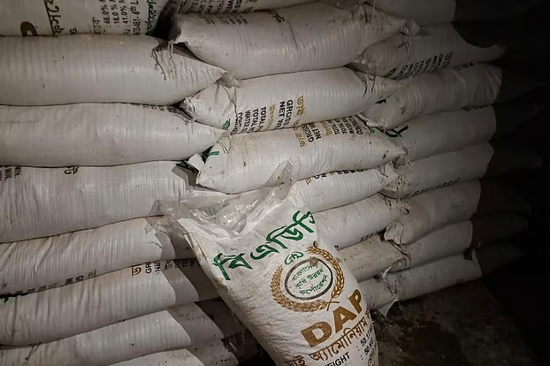 সারের কৃত্রিম সংকট, বেশি দামে কিনছেন কৃষকরা
