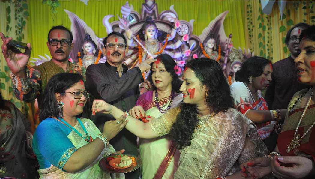 দেবী দুর্গার বিদায়ের আগে মণ্ডপে মণ্ডপে সিঁদুর খেলায় মেতে উঠেন নারীরা।