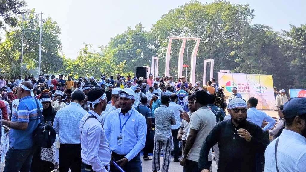 “দূর-দূরান্ত থেকে শিক্ষকরা আসছেন, অনেকে এখন পথে,” বলেন এক নেতা।