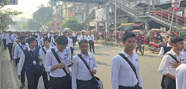 সায়েন্সল্যাব অবরোধ করেছেন ঢাকা কলেজের উচ্চমাধ্যমিকের শিক্ষার্থীরা